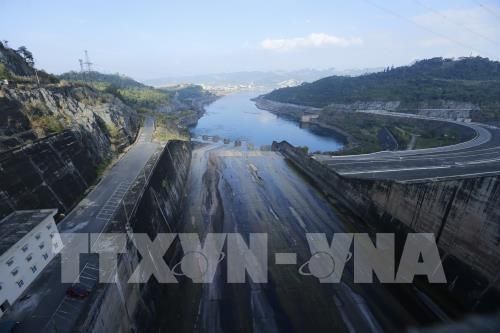 Từ 14h, nhà máy thủy điện Hòa Bình mở một cửa xả đáy
