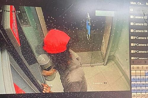 Một phụ nữ dùng đá đập vỡ kính buồng và màn hình ATM ở Bình Thuận