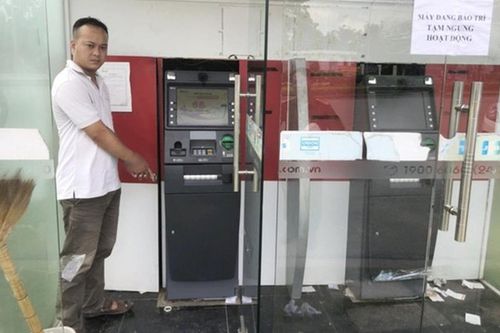 Chiêu thức tinh vi của đối tượng trộm gần 500 triệu đồng từ trụ ATM trong khu công nghiệp
