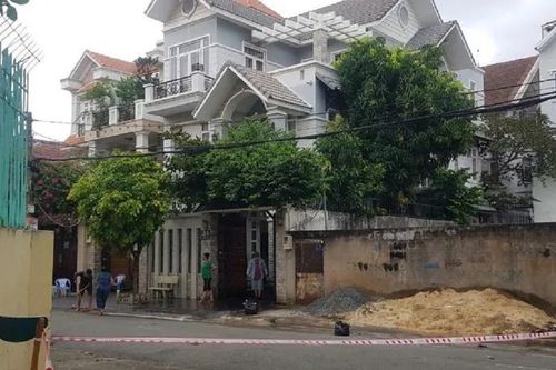 Truy bắt đối tượng mặc áo Grab nghi đâm chủ biệt thự ở TP.HCM tử vong