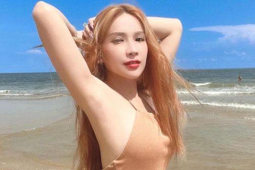 Khả Như diện váy cutout chào hè, khoe dáng nuột nà cùng làn da trắng