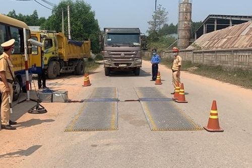 Mạnh tay xử lý xe quá tải