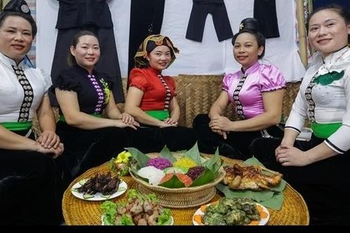 Lễ hội ẩm thực tại Festival Huế 2022 thu hút hàng nghìn du khách