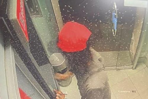 Truy nhanh đối tượng dùng đá đập phá máy ATM