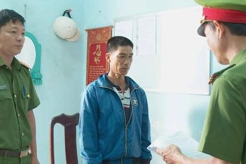 Bố dùng kéo đâm con trai nguy kịch