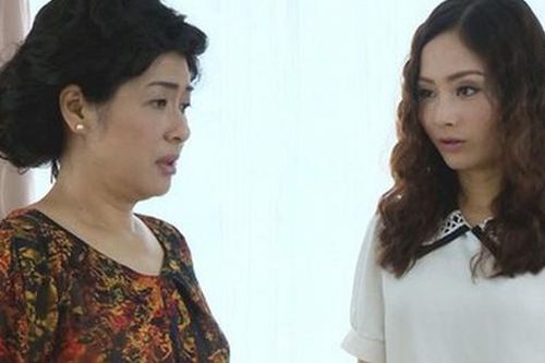 Mẹ chồng tặng đôi bông tai vàng cho con gái nuôi, biết được lý do thực sự là gì con dâu chỉ muốn rời khỏi nhà chồng