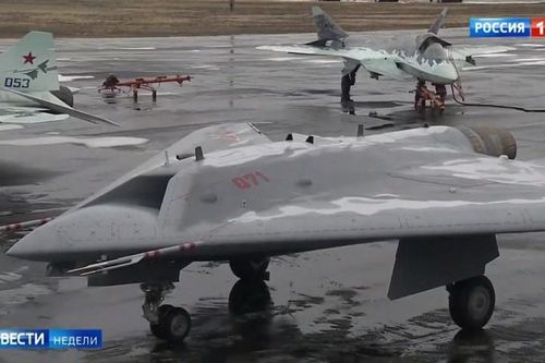 UAV tàng hình Okhotnik sẽ cất cánh từ tàu sân bay mini của Nga