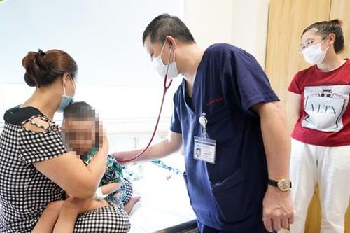 Vượt gần 700 km giành lại sự sống cho bé trai sốc phản vệ