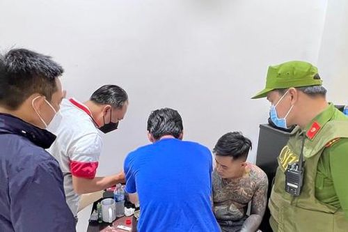 Phát hiện 11 đối tượng dương tính với ma túy trong một chung cư