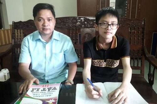 Thương mẹ yếu đau, thủ khoa chuyên Lý vẫn miệt mài tự học