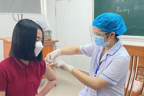 Hà Nội: Tập trung tiêm vaccine COVID-19 mũi 4 cho người dân