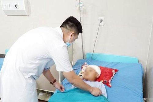 Bị bò va vào người, bé 1 tuổi chấn thương sọ não bất tỉnh