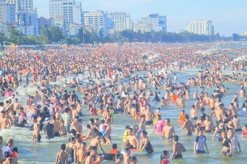 Nóng như đổ lửa, người dân ùn ùn về biển Sầm Sơn 'giải nhiệt'