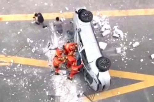 Xe lái thử của hãng NIO rơi từ tầng 3 khiến 2 người tử vong