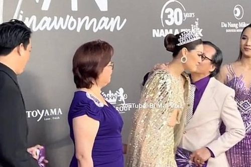 Xúc động khoảnh khắc bố Khánh Vân ôm hôn con gái trên thảm đỏ Miss Universe Vietnam