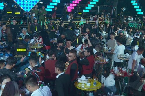 Đột kích quán bar, phát hiện đối tượng mang súng cùng 25 viên đạn phòng thân