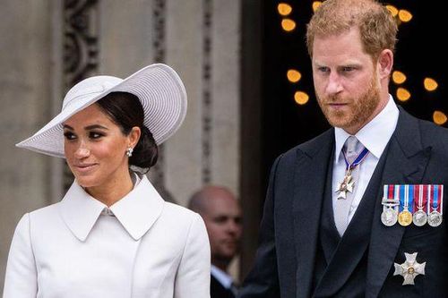 Vợ chồng Meghan Markle rơi vào cảnh bế tắc vì hành vi không đúng với hoàng gia