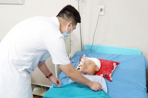 Va vào con bò khiến bé bị chấn thương sọ não
