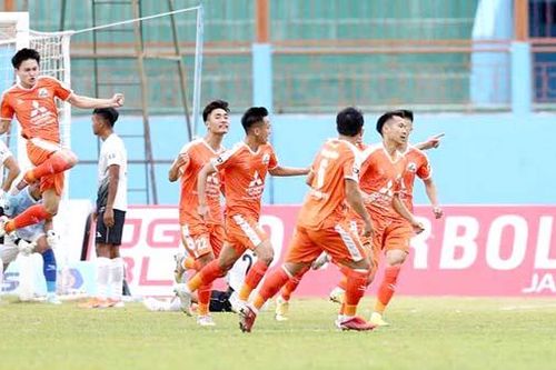 Sân cỏ nội trở lại