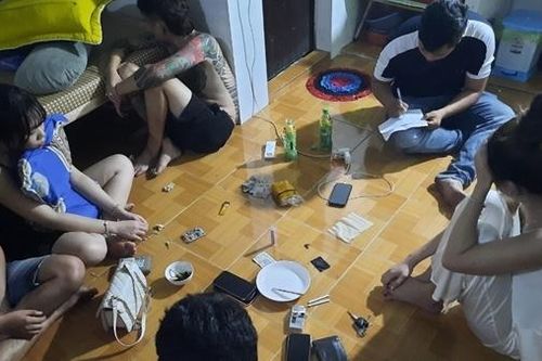 Năm thanh niên phê ma túy trong phòng trọ
