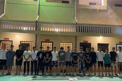 Bắt nhóm thanh niên mang hung khí đi hỗn chiến, manh động chống lại Công an