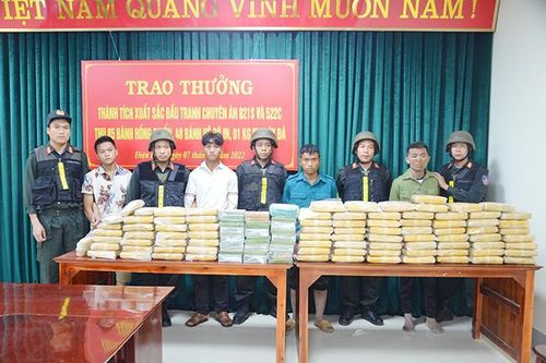 Sáu tiếng đồng hồ, bắt 4 'trùm'ma túy cực khủng