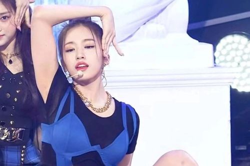 Stylist của sao Hàn thường xuyên bị chỉ trích