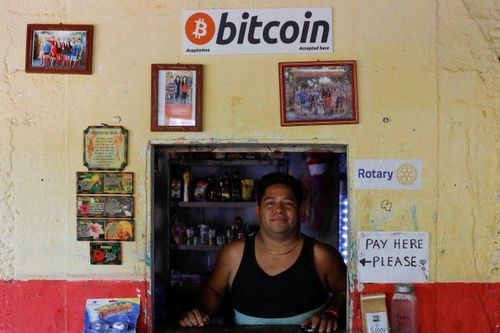 El Salvador khốn đốn vì chạy theo Bitcoin