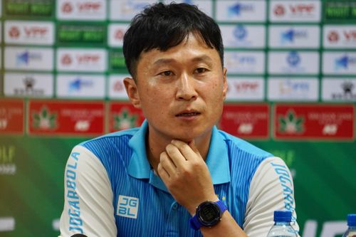 HLV CLB Hà Nội: 'Tôi xin lỗi vì thay người không tốt'