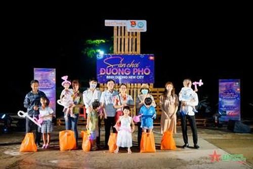 Tặng quà cho gia đình thanh niên công nhân tại 'Sân chơi đường phố'