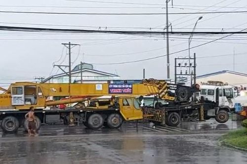 Xe cứu hộ kéo xe cẩu bất ngờ mất kiểm soát, hất tung dải phân cách