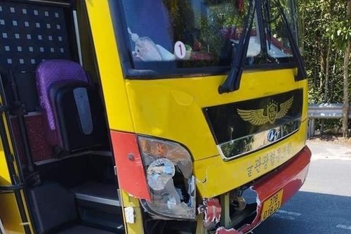 Ô tô khách nghiền nát xe máy, 2 người thương vong