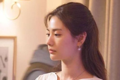 Biết tin vợ chồng tôi định bán đất, chị dâu vội vã sang mua, nghe số tiền chị đưa ra mà tôi thất kinh