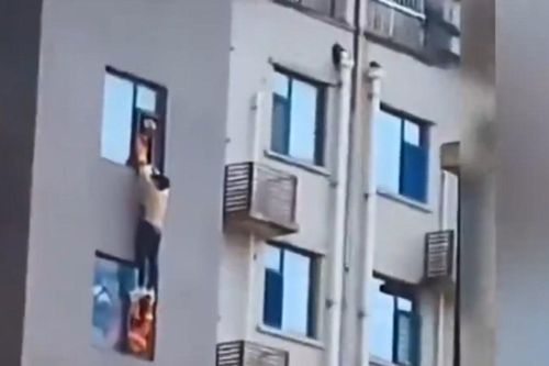 Vô tình lao ra ngoài cửa sổ khi đi xuống cầu thang tầng 6, người đàn ông bị treo lơ lửng