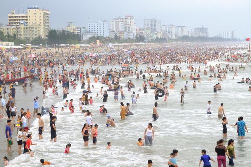 Mở đầu mùa hè 2022, biển Sầm Sơn đông nghịt người
