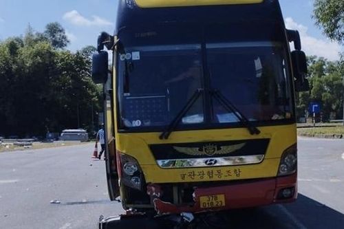 Xe máy kẹt dưới gầm ô tô khách, 2 phụ nữ thương vong
