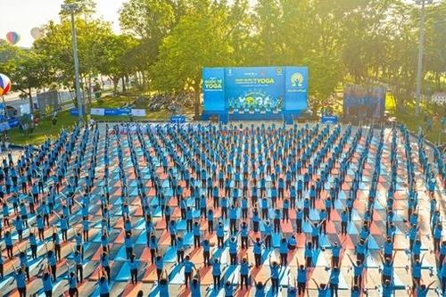 Đồng diễn Yoga tại Nghênh Lương Đình, TP Huế