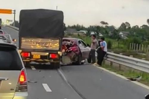 Xe tải tông xe 4 chỗ trên cao tốc Trung Lương - Mỹ Thuận, 3 người bị thương