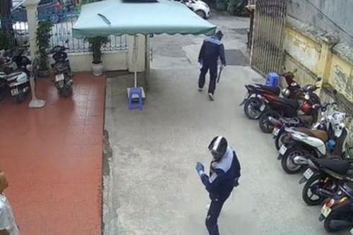 Đưa mẹ đi khám mắt, con trai bị nhóm người lạ mặt chém ở cổng bệnh viện