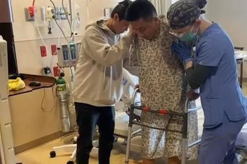 Hành trình tăng chiều cao lên 1m8 của Khoa Pug: Tập đi bằng nạng đầy mệt nhọc sau ca phẫu thuật