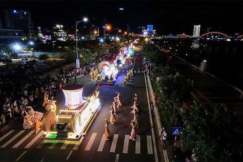 Đà Nẵng 'bùng nổ' trong đêm mở màn lễ hội Carnival đường phố Sun Fest