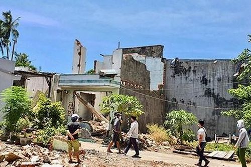 Sập tường khi tháo dỡ nhà hai người bị thương vong