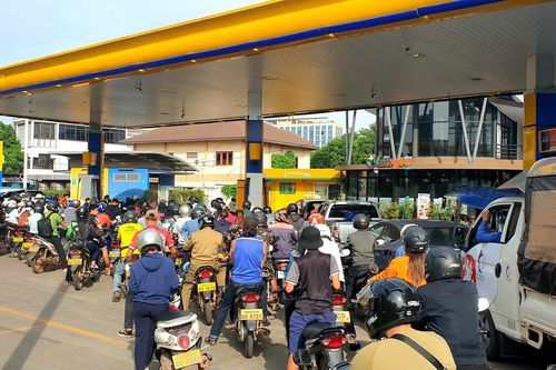 Nỗi lo hơn cả xăng tăng giá ở Lào