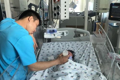 Bé 7 tháng tuổi nguy kịch vì nhầm sốt xuất huyết với rối loạn tiêu hóa