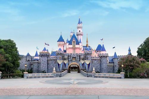 Disney bán tour vòng quanh 12 công viên trên toàn thế giới