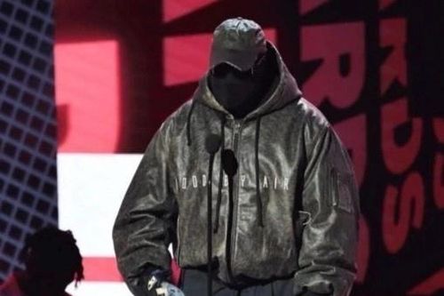 Kanye West trùm kín mặt
