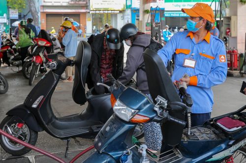 Doanh nghiệp gặp khó vì giá xăng tăng, nhu cầu toàn cầu giảm