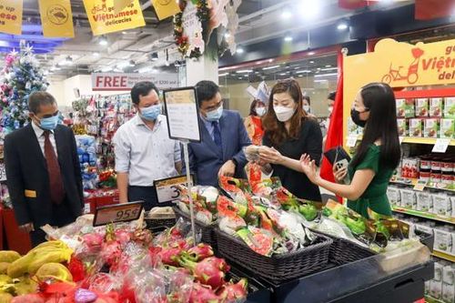 'Đi hai chân', hàng Việt in dấu thị trường trong nước và quốc tế