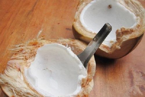 Nghệ An: Bé gái hơn 1 tuổi hóc cùi dừa, tử vong thương tâm