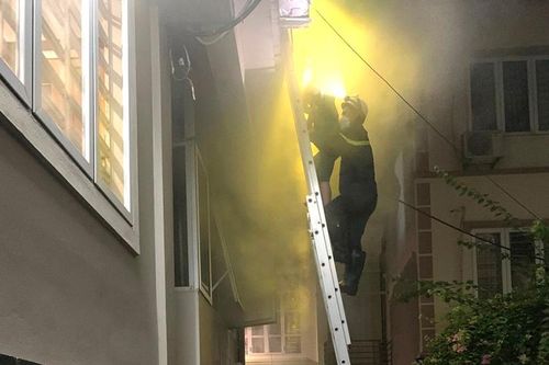 Kịp thời đưa 4 người mắc kẹt trong ngôi nhà cháy ra ngoài an toàn